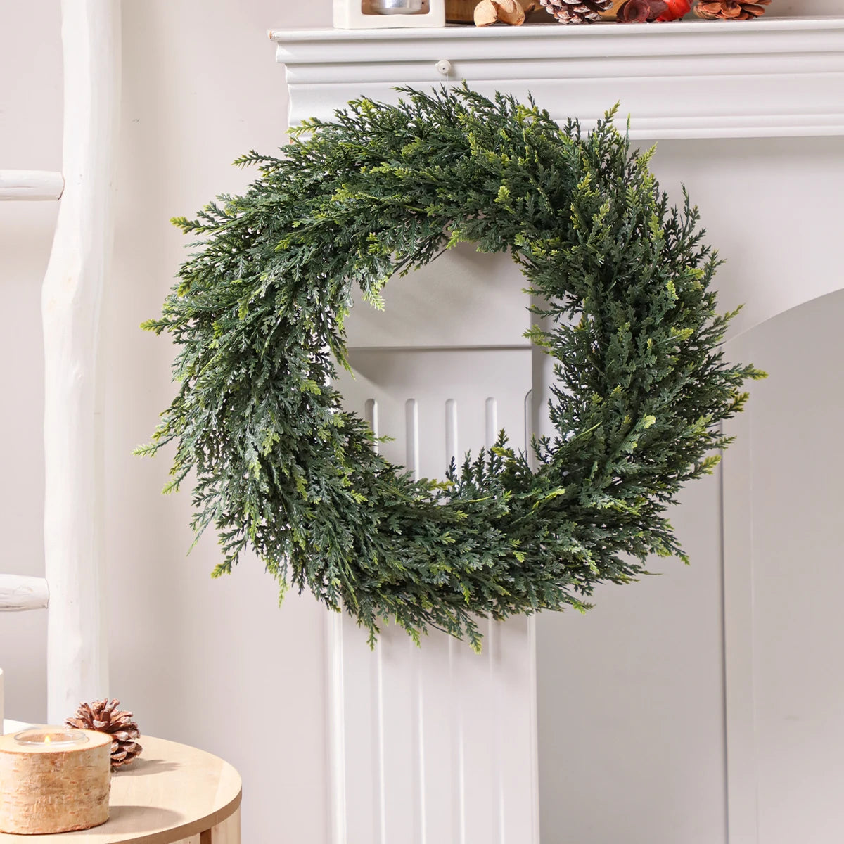 Couronne de fleurs artificielles accrochée au mur
