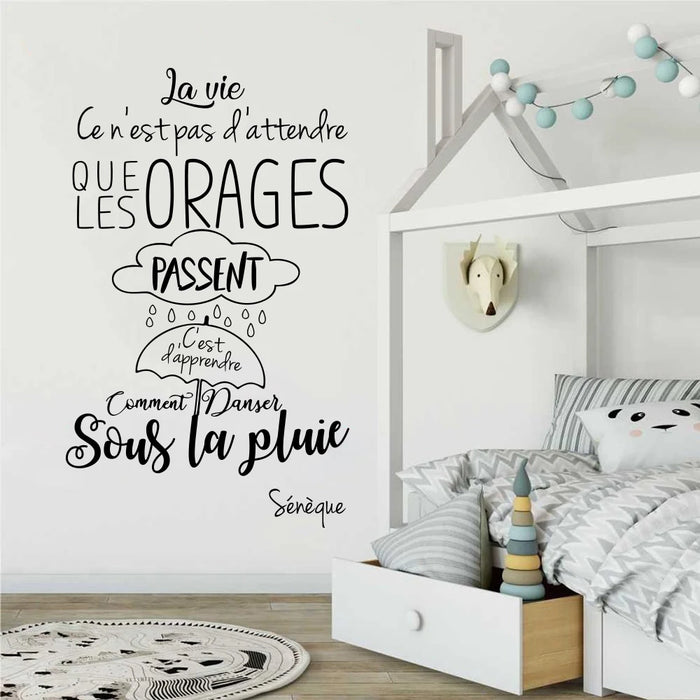 Autocollant mural inspiration française 'La Vie N'Attend Pas' sur mur blanc