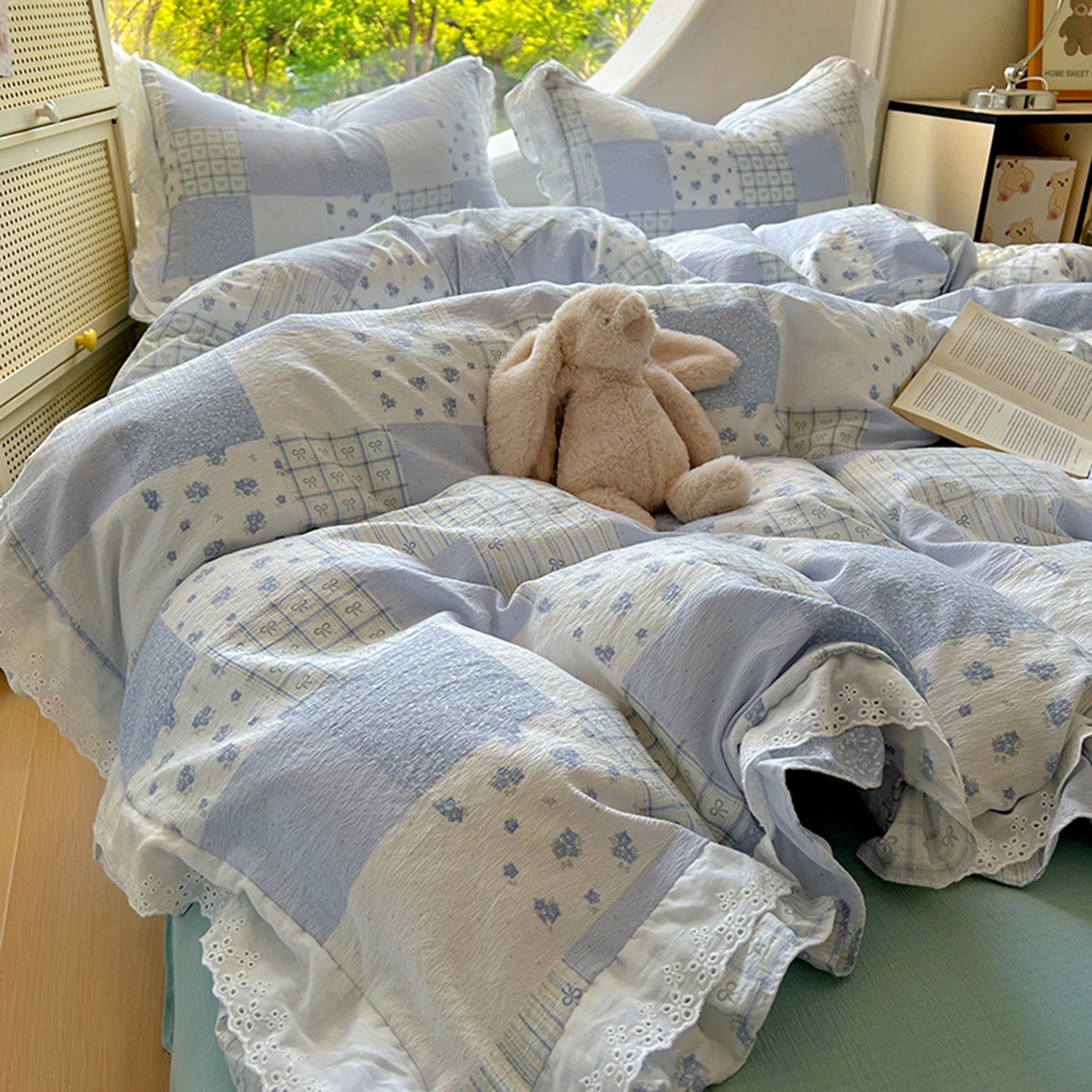 Housse de couette bleue avec volants en dentelle sur lit double