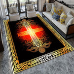 Tapis central de salon avec un design de croix celtique dorée sur fond sombre, créant une ambiance élégante et mystique dans la pièce.
