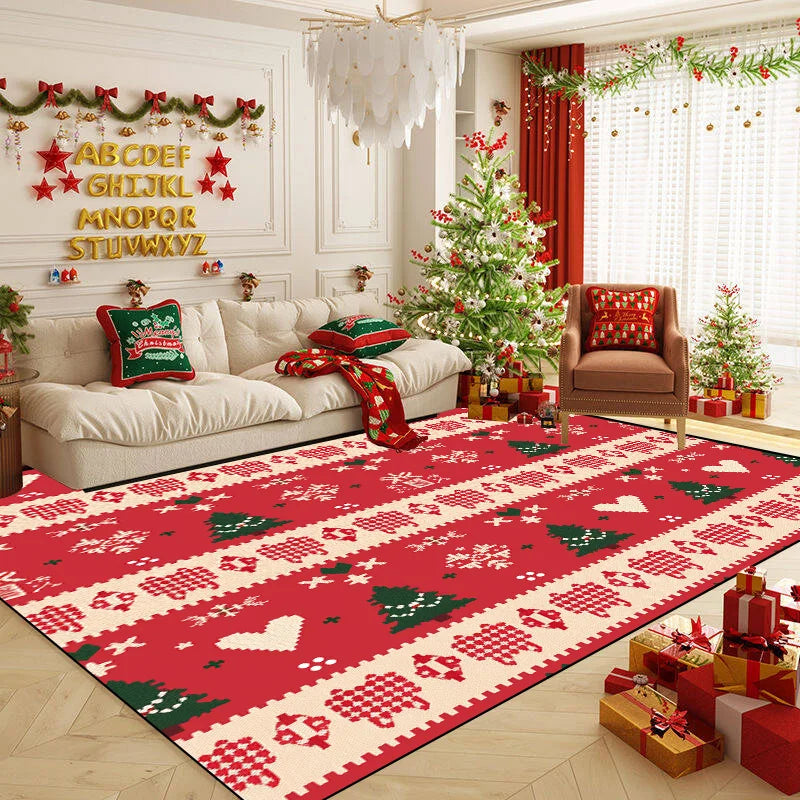Intérieur festif de salon décoré pour Noël avec un grand sapin illuminé, des guirlandes et des ornements rouges et or, ainsi qu'un tapis motif flocon de neige.