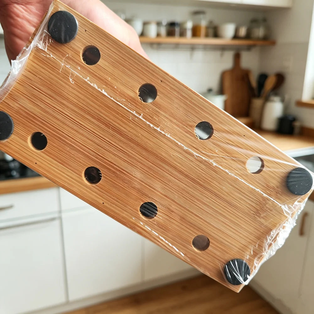 Porte-couteau blanc avec couteaux insérés