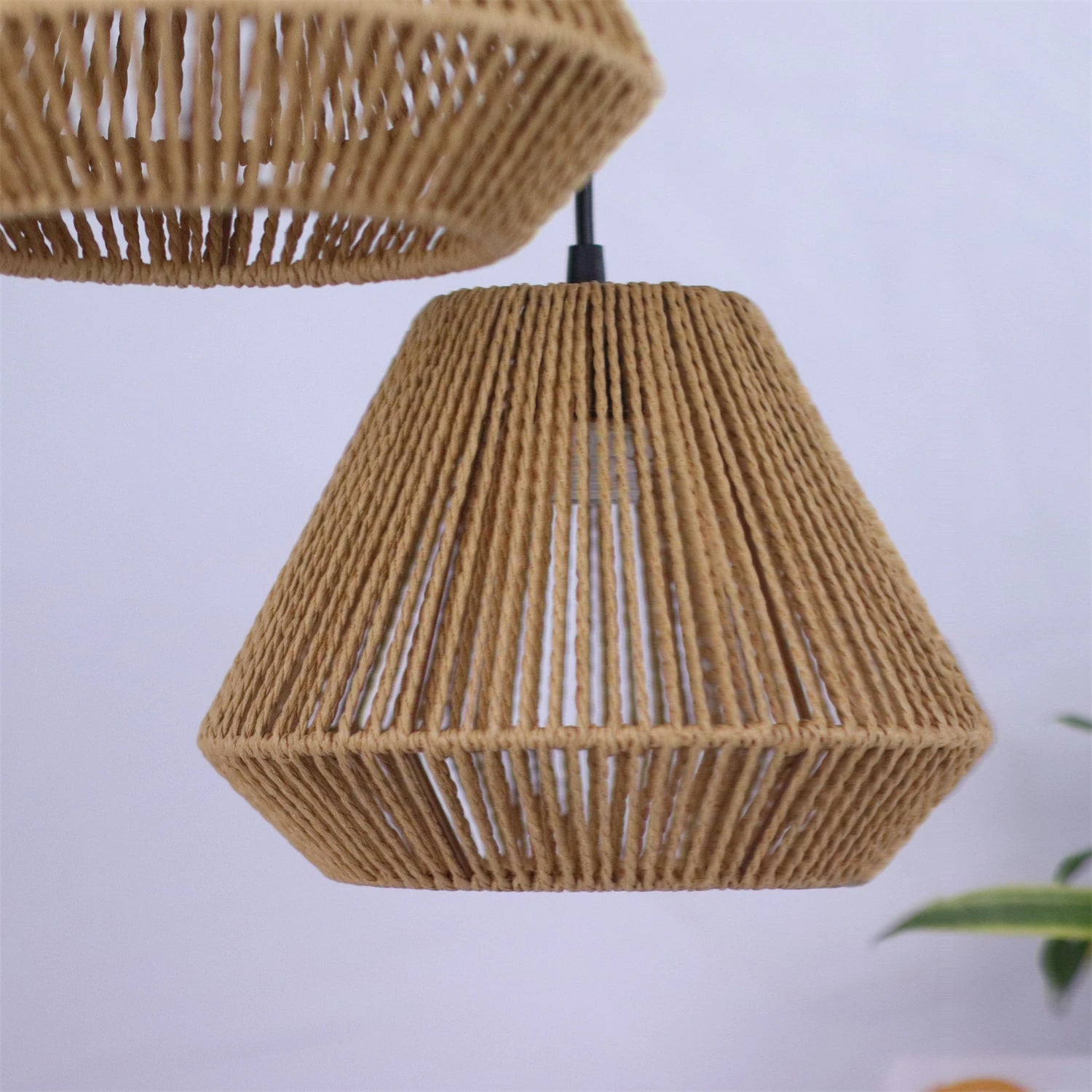 Détail du tissage artisanal de la lampe bohème