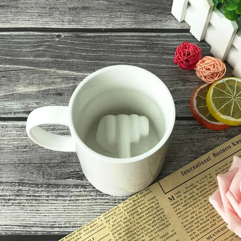 Tasse à café design posée sur un bureau avec stylos