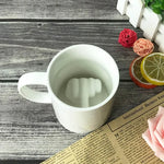 Tasse à café design posée sur un bureau avec stylos