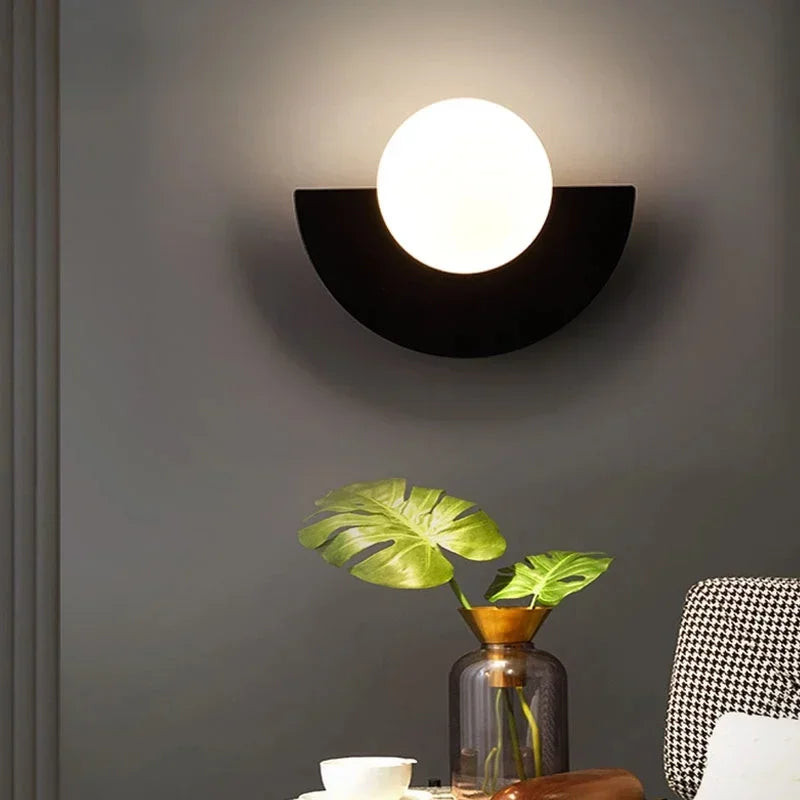 Détail de l'applique murale LED avec abat-jour en verre coloré