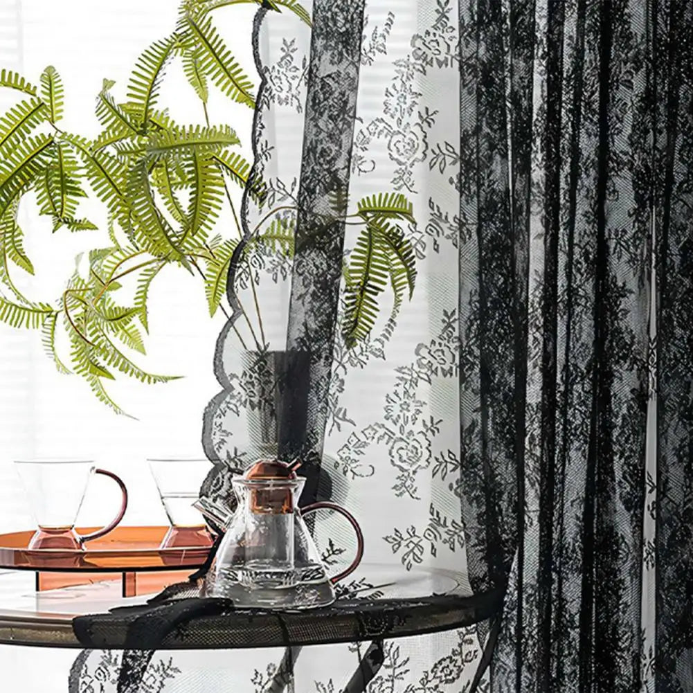 Rideau transparent noir dans un salon avec lumière tamisée