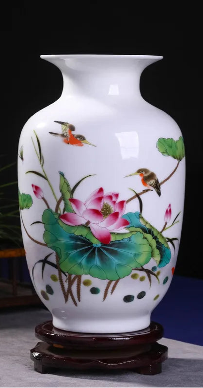 Magnifique vase en porcelaine blanche décoré de fleurs de lotus, d'oiseaux et de feuillage, reflétant la beauté et la tranquillité de la nature.