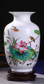 Magnifique vase en porcelaine blanche décoré de fleurs de lotus, d'oiseaux et de feuillage, reflétant la beauté et la tranquillité de la nature.