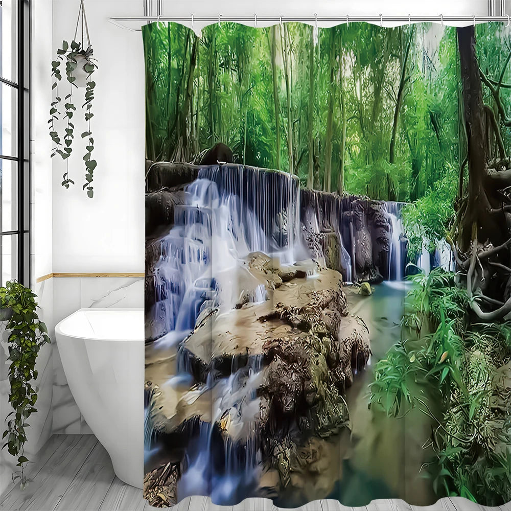 Rideau de douche imprimé cascade dans une salle de bain lumineuse avec baignoire îlot et plantes suspendues, créant une atmosphère naturelle et zen.