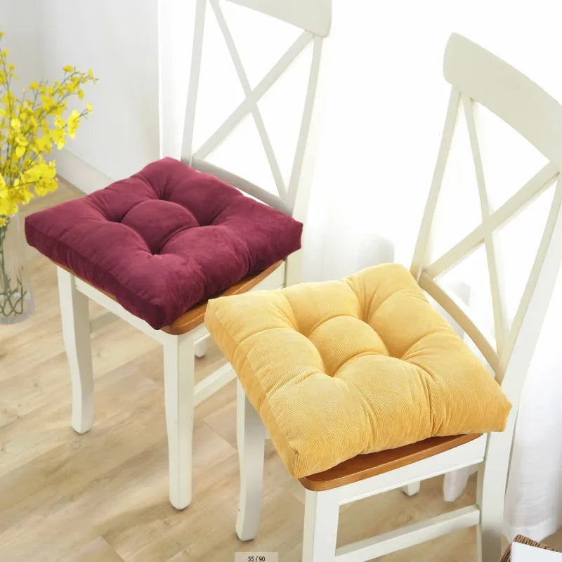 Détail du tissu velours côtelé et des coutures du coussin