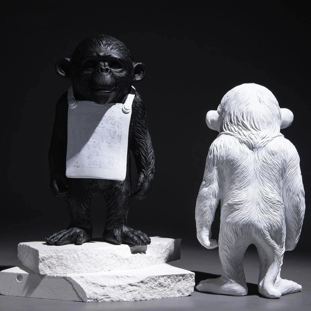 Statue de singe en résine placée sur une étagère - ambiance artistique