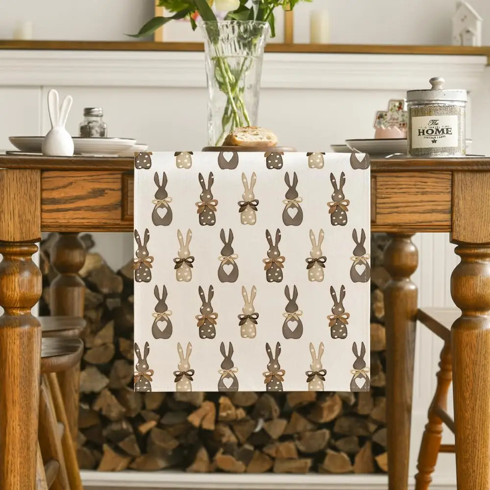 Motif de lapins décoratifs sur une boîte posée sur un meuble en bois dans une cuisine.