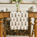 Motif de lapins décoratifs sur une boîte posée sur un meuble en bois dans une cuisine.