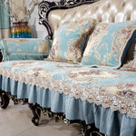 Un canapé élégant aux tons bleu et blanc, avec des détails ornementaux et de la dentelle, créant une atmosphère luxueuse et raffinée.