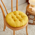 Coussin rond 40x40cm multicolore sur tapis salon style zen