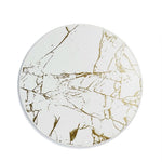 Motif de marbre blanc et doré sur une surface circulaire.