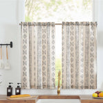 Rideaux élégants à motifs géométriques pour cuisine, ajoutant une touche de style moderne et lumineux. Design tendance, parfait pour créer une ambiance chaleureuse et accueillante dans votre intérieur. Accessoire déco idéal pour sublimer vos fenêtres tout en préservant votre intimité.