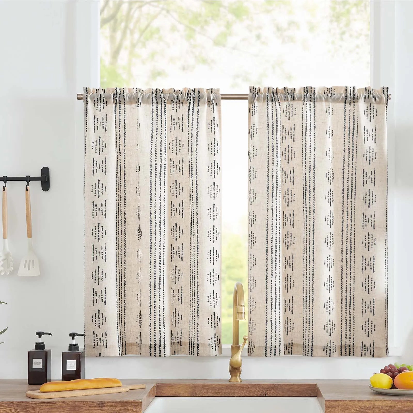 Rideaux élégants à motifs géométriques pour cuisine, ajoutant une touche de style moderne et lumineux. Design tendance, parfait pour créer une ambiance chaleureuse et accueillante dans votre intérieur. Accessoire déco idéal pour sublimer vos fenêtres tout en préservant votre intimité.
