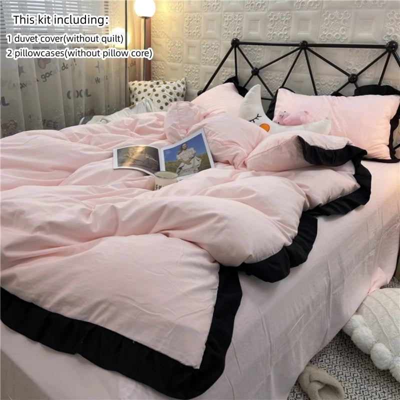 Housse de couette rose avec dentelle brodée sur lit