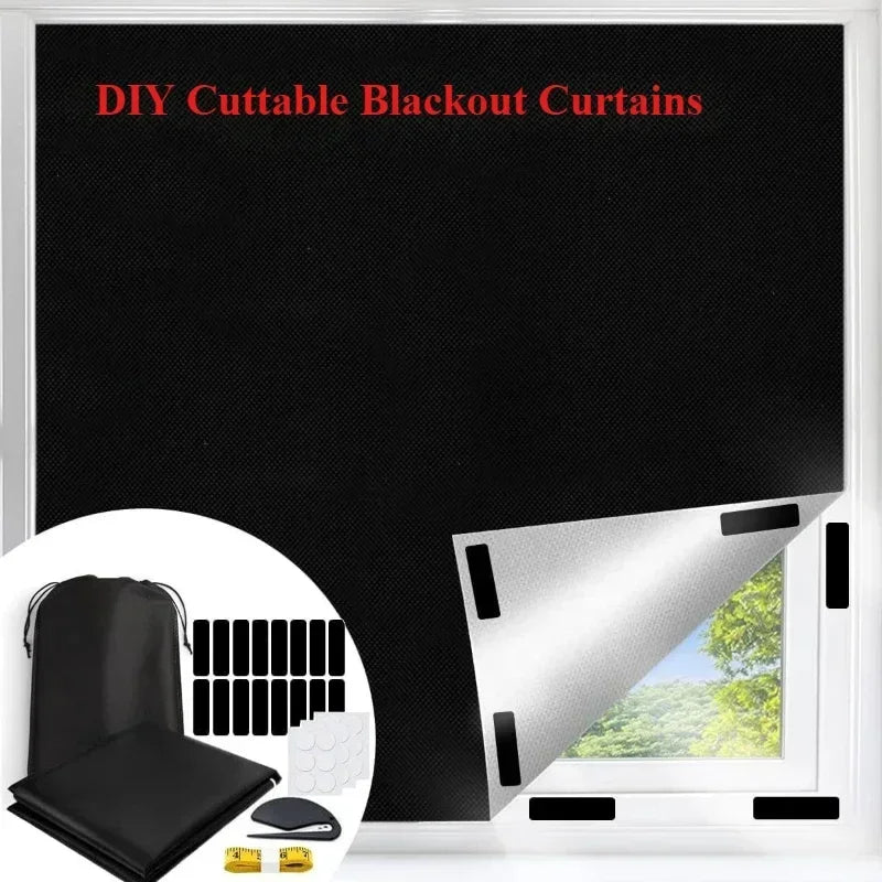 Rideau noir occultant portable installé sur une fenêtre de chambre