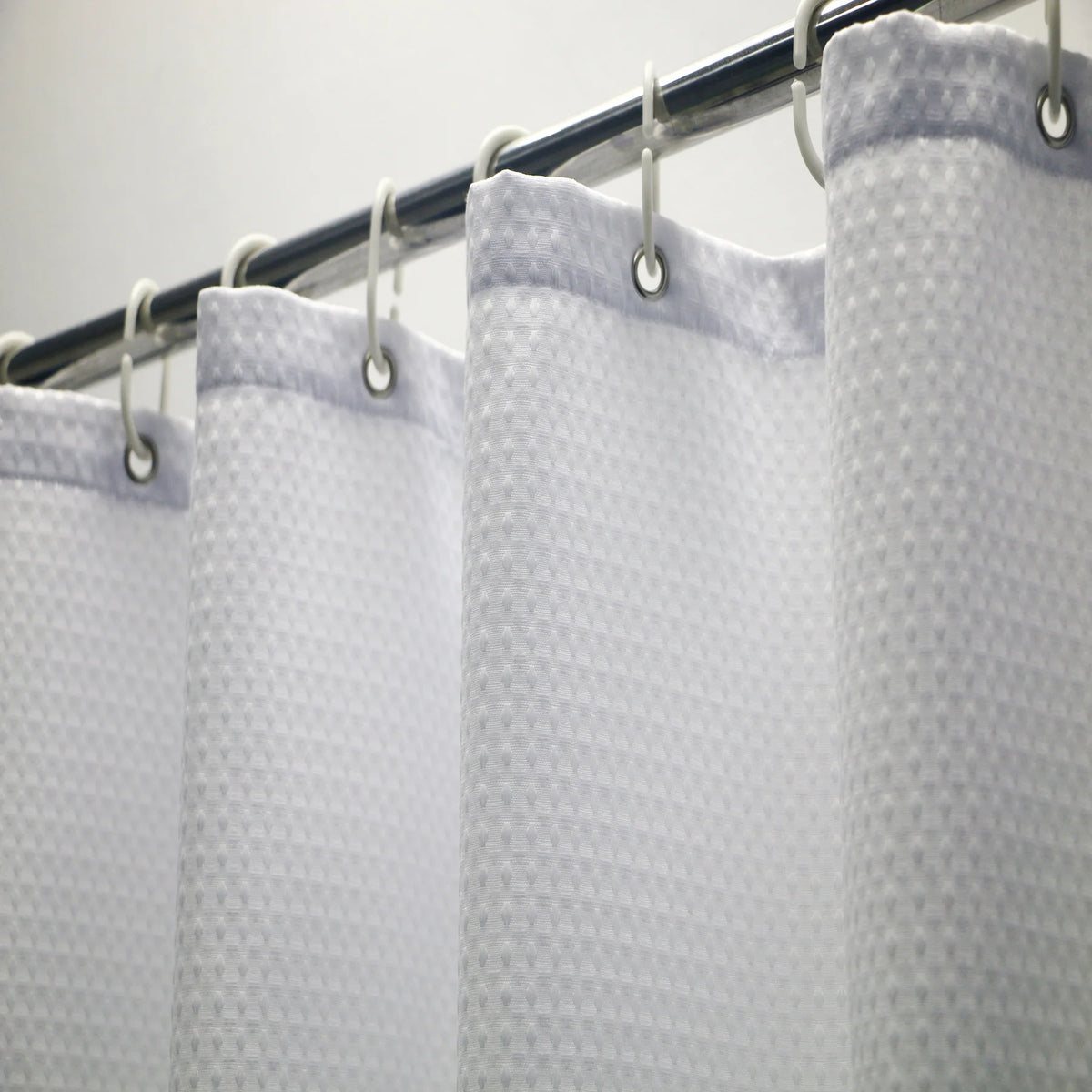 Une image représentant un rideau de douche élégant, fabriqué à partir de polyester. Ce produit de salle de bain, ajoute une touche de sophistication à votre espace. Il est parfaitement assorti avec des accessoires de salle de bain.
