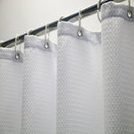 Une image représentant un rideau de douche élégant, fabriqué à partir de polyester. Ce produit de salle de bain, ajoute une touche de sophistication à votre espace. Il est parfaitement assorti avec des accessoires de salle de bain.