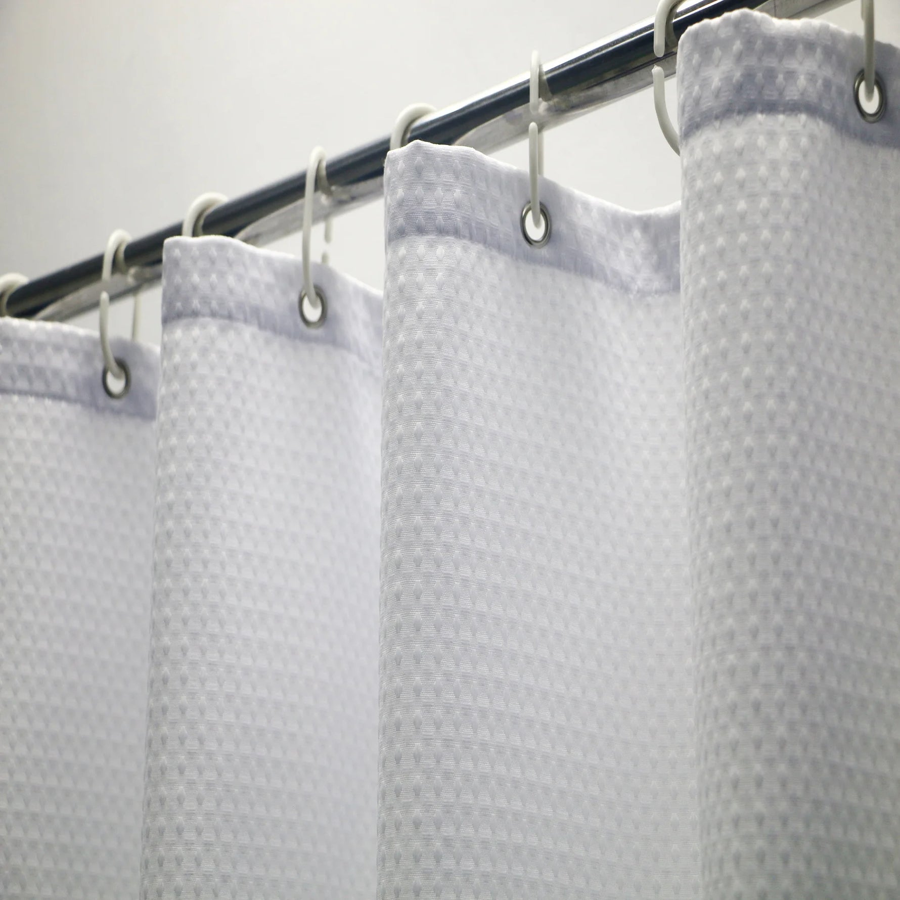 Une image représentant un rideau de douche élégant, fabriqué à partir de polyester. Ce produit de salle de bain, ajoute une touche de sophistication à votre espace. Il est parfaitement assorti avec des accessoires de salle de bain.