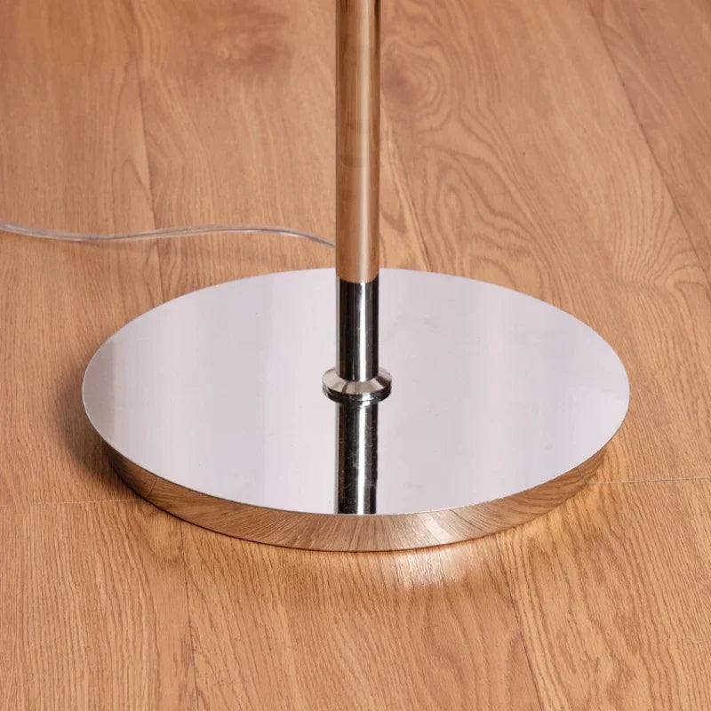 Vue de côté du lampadaire médiéval avec finition teint uni