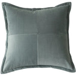Coussin décoratif gris à motifs côtelés, créant une ambiance confortable et élégante dans l'espace.