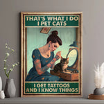 Une femme tatouée jouant avec son chat dans la pièce.