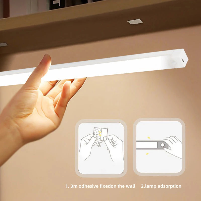 Lampe de chevet sans fil en cours de recharge via USB-C