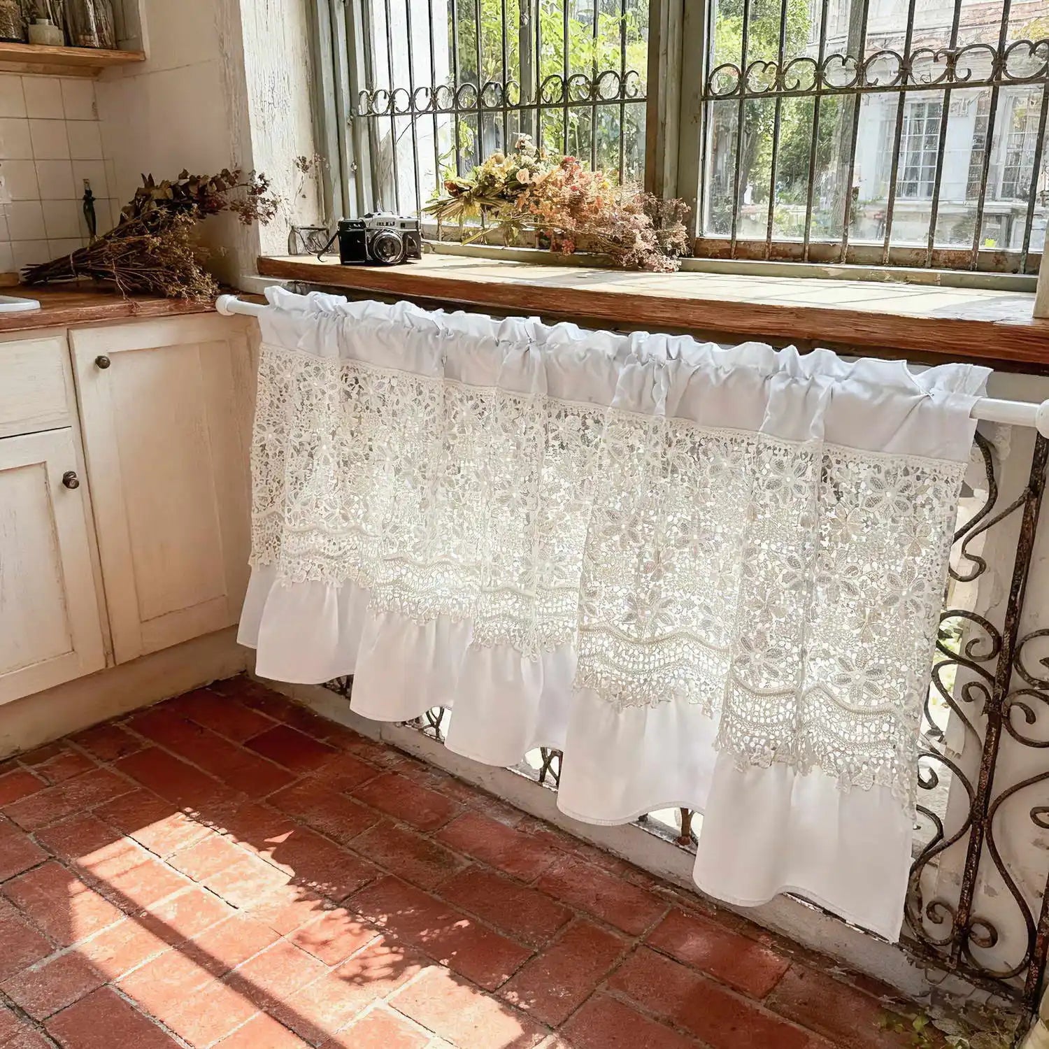 Voilage de cuisine avec rideau ajouré diffusant la lumière naturelle