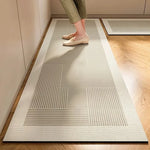 Tapis moderne gris et blanc aux lignes géométriques, avec des chaussures beiges posées dessus, dans un intérieur minimaliste.