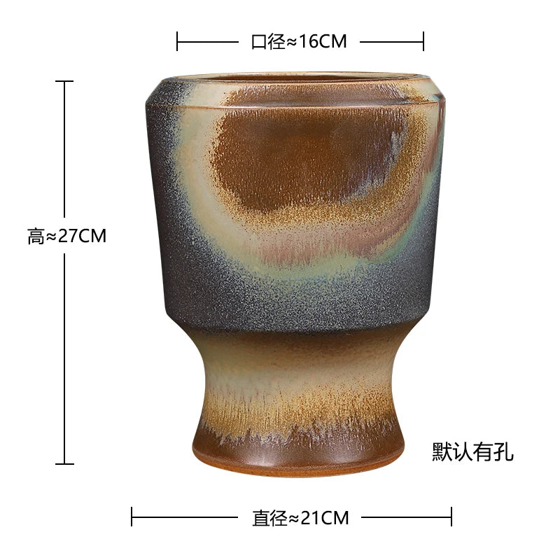 Vase en céramique coloré avec un design texturé et une forme unique, parfait pour ajouter une touche décorative à n'importe quel intérieur.