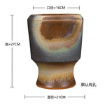 Vase en céramique coloré avec un design texturé et une forme unique, parfait pour ajouter une touche décorative à n'importe quel intérieur.