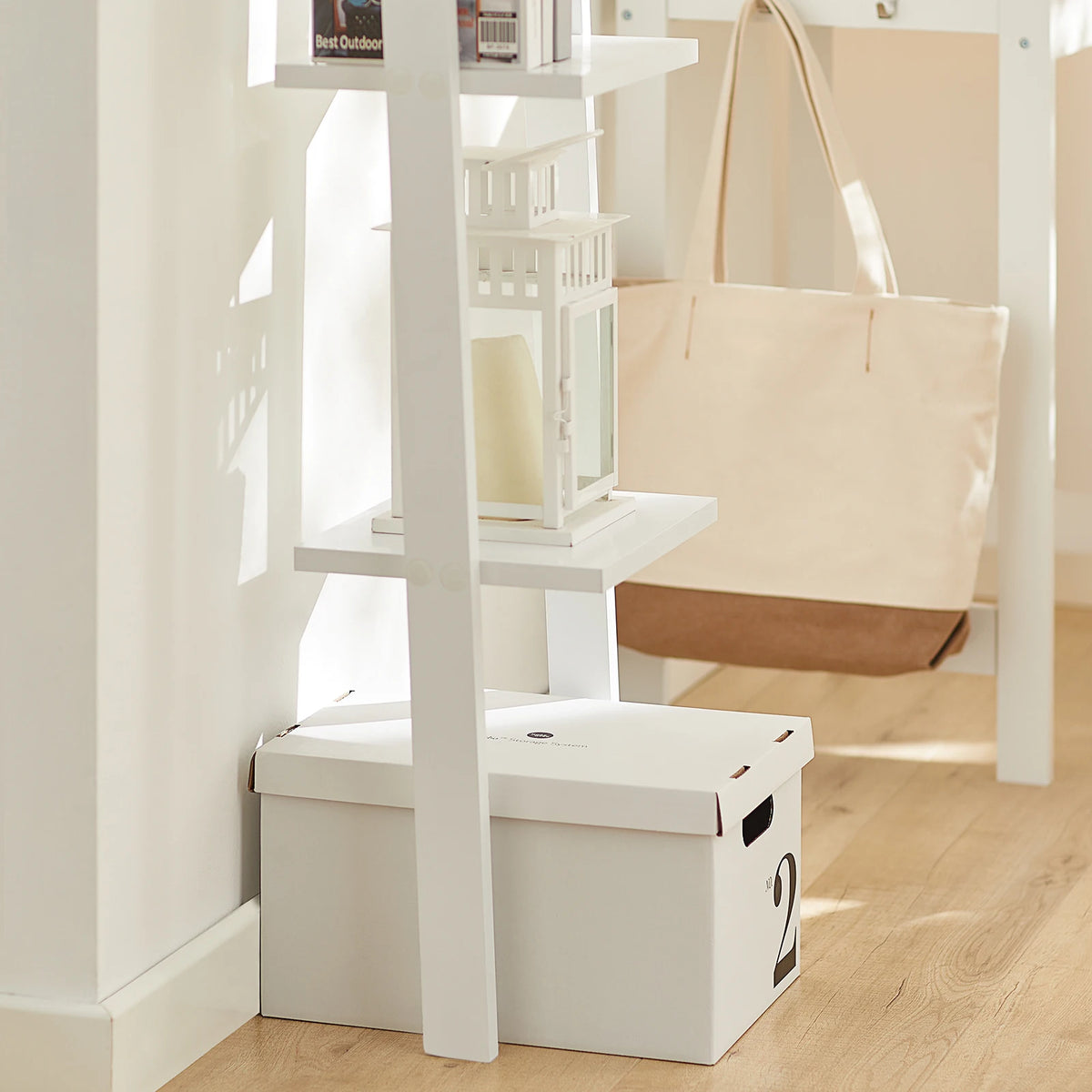 Étagère échelle blanche dans une salle de bain avec serviettes