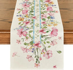 Cette image représente une magnifique vue rapprochée d'un motif floral aux couleurs vives et variées, composé de délicates fleurs roses, violettes et jaunes, ainsi que de feuilles vertes sur un fond blanc, créant une image élégante et apaisante.