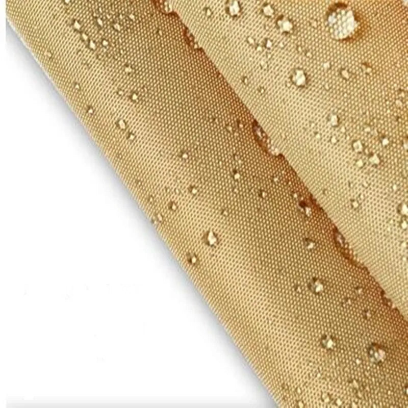 Voile d'ombrage imperméable protégeant une table de jardin
