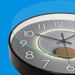 Horloge murale design dans un salon avec canapé gris