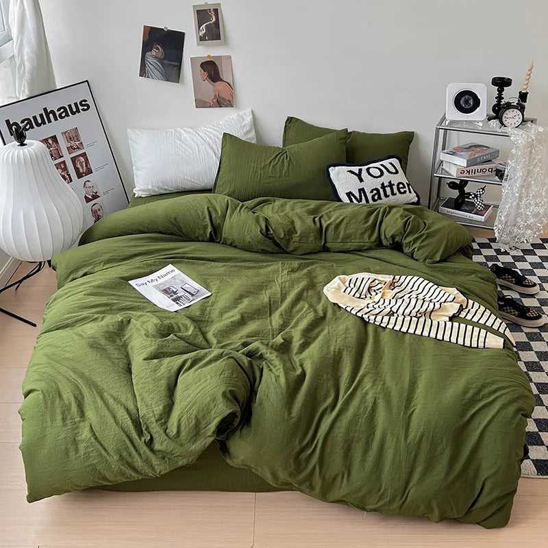Housse de couette unie beige sur un lit double avec oreillers assortis
