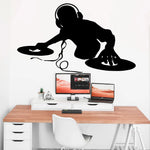 Application du sticker mural sur carrelage de cuisine