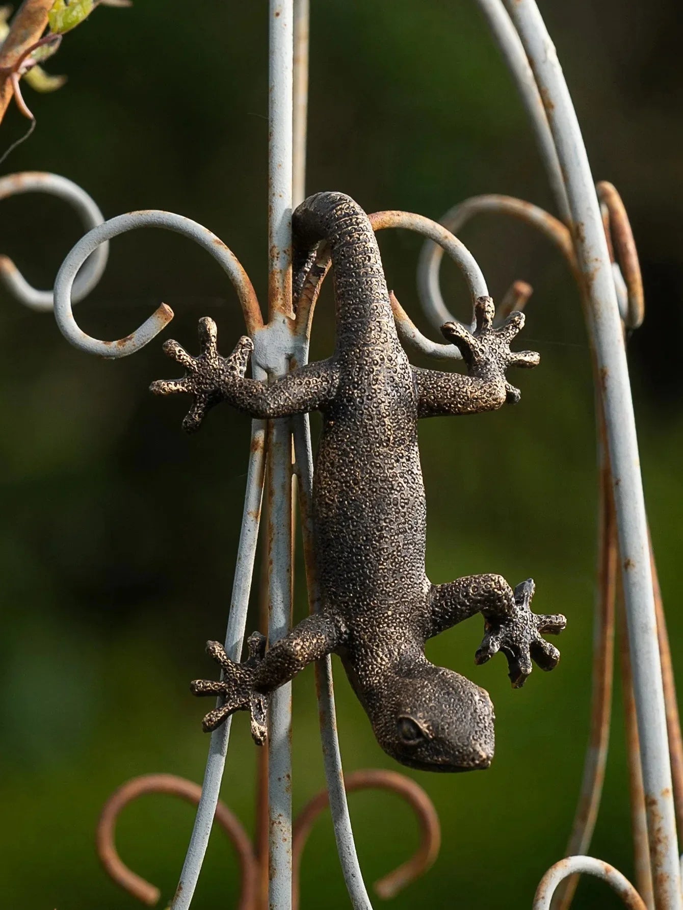 Figurine artistique Gecko sur support suspendu