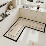 Une élégante cuisine moderne avec un tapis décoratif noir et blanc aux motifs géométriques, complétant parfaitement l'espace épuré et lumineux.