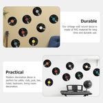 Vue d'ensemble d'un mur décoré avec plusieurs disques en vinyle