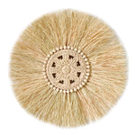 Détail des perles de bois sur la décoration murale en paille