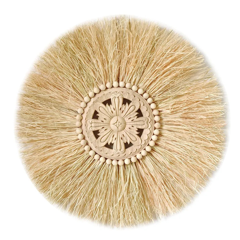 Détail des perles de bois sur la décoration murale en paille