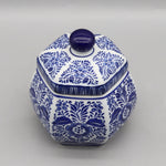 Pot en céramique bleu et blanc décoré de motifs floraux élégants.