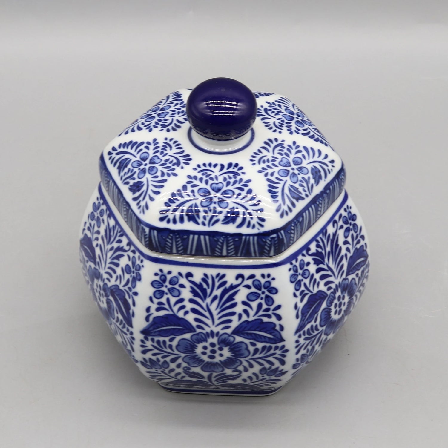 Pot en céramique bleu et blanc décoré de motifs floraux élégants.