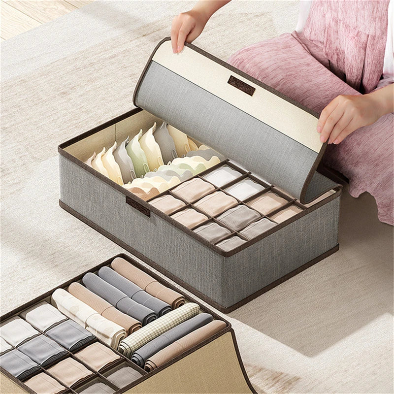 Boîte de rangement pour vêtements gris clair avec couvercle anti-poussière